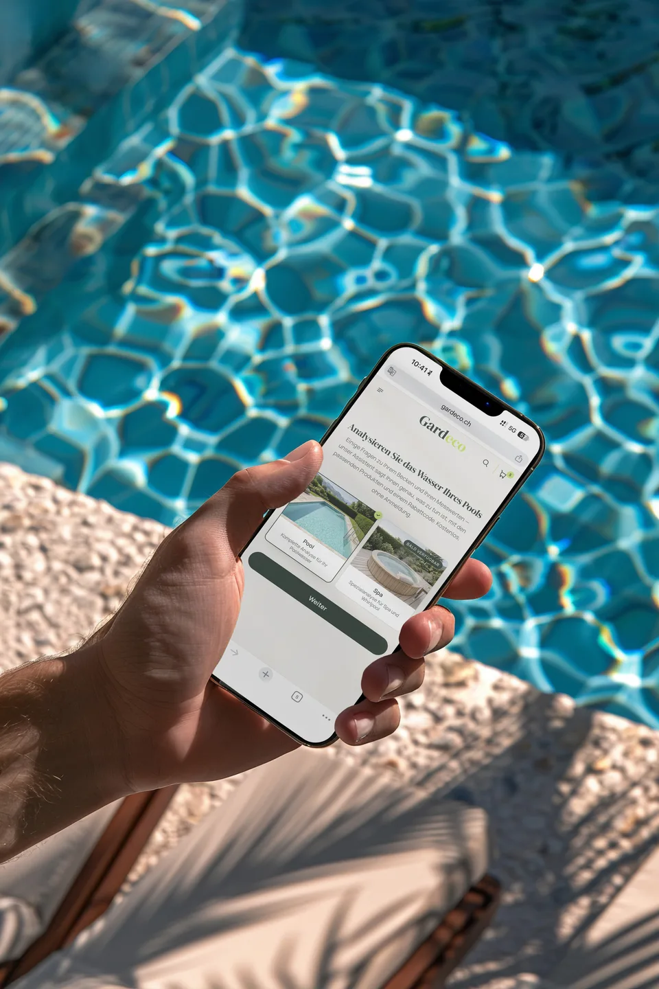Das Aqualab-Analyse-Tool auf einem Smartphone am Pool
