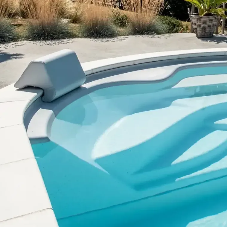 Escalier Pacio avec banquette, dans une piscine aux angles arrondis