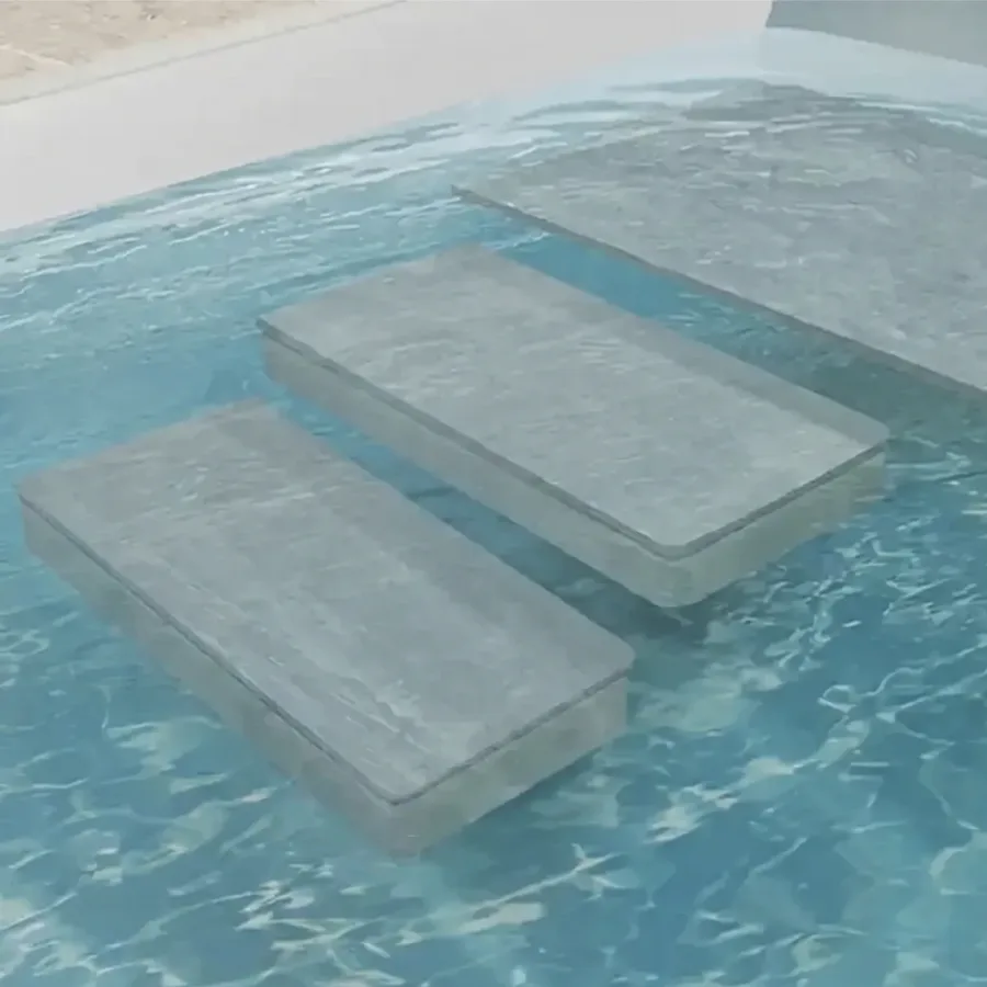 Escalier Piano à marches fines dans une piscine Waterair