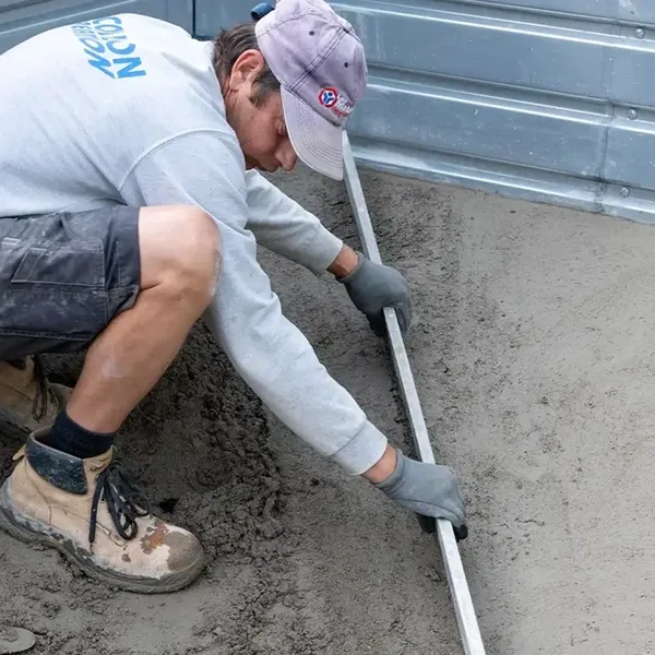 Professionnel Magicpool dressant le fond d’une piscine sur chantier