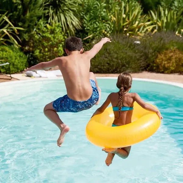 Enfants sautant dans une piscine Waterair terminée