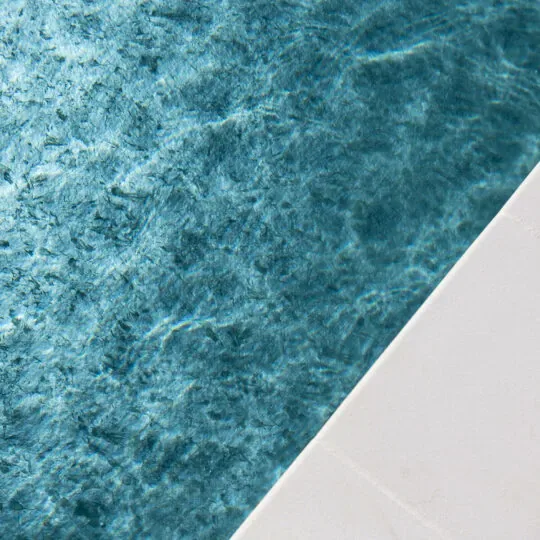 Piscine avec liner Gris Argent : eau turquoise texturée