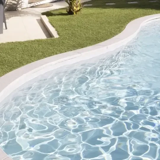 Piscine avec liner gris : eau bleu clair