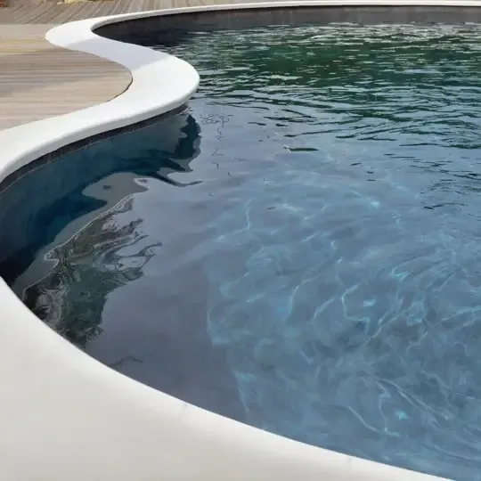 Piscine avec liner Marbré Ardoise : eau gris-bleu, bassin sombre
