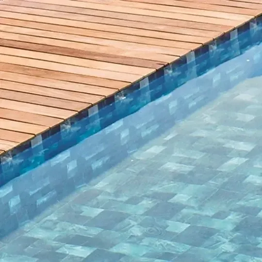 Piscine avec liner Pierre de Bali : effet dallage de pierre