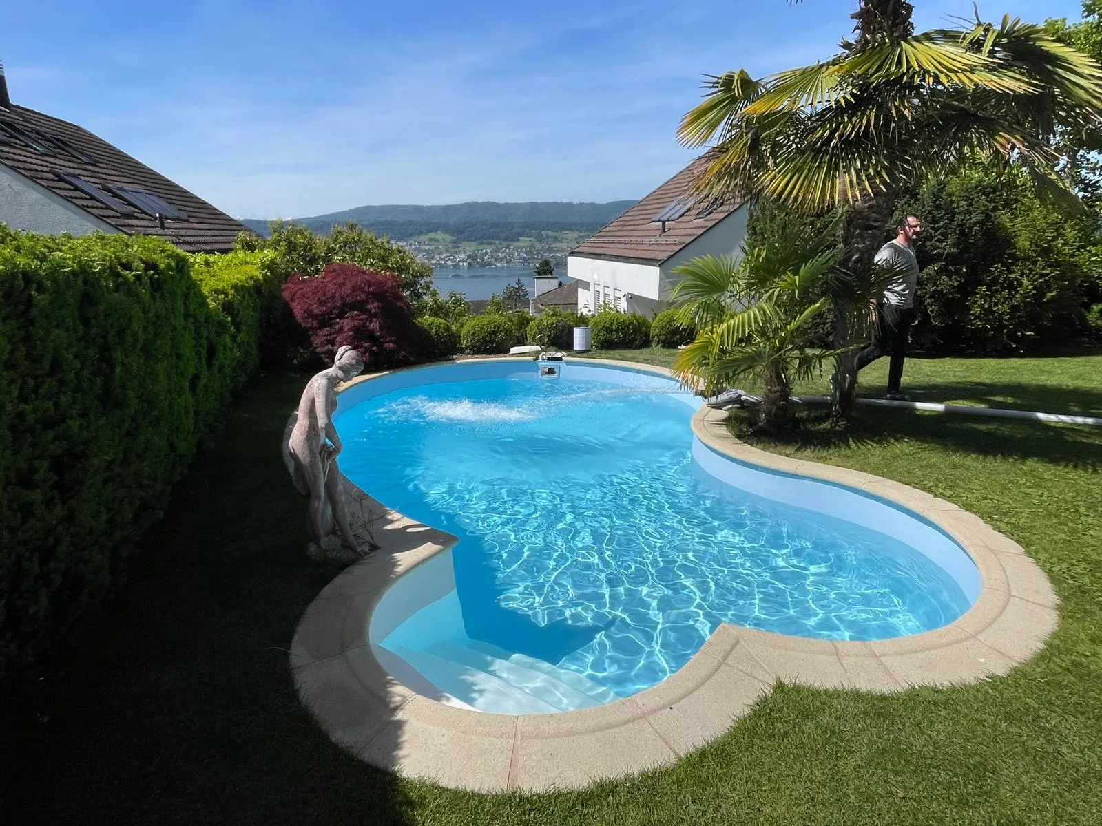 Piscine haricot dans une pelouse, réalisation Magicpool