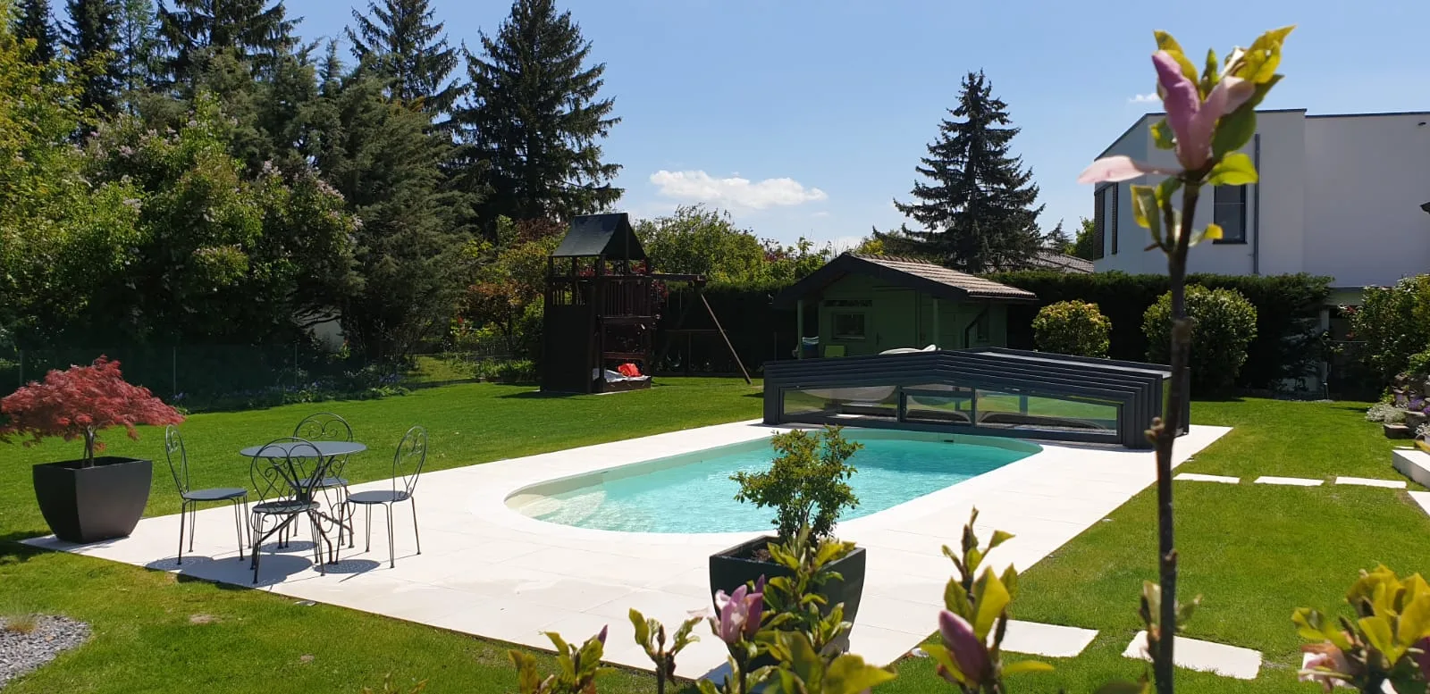 Piscine ovale avec abri télescopique, réalisation Magicpool
