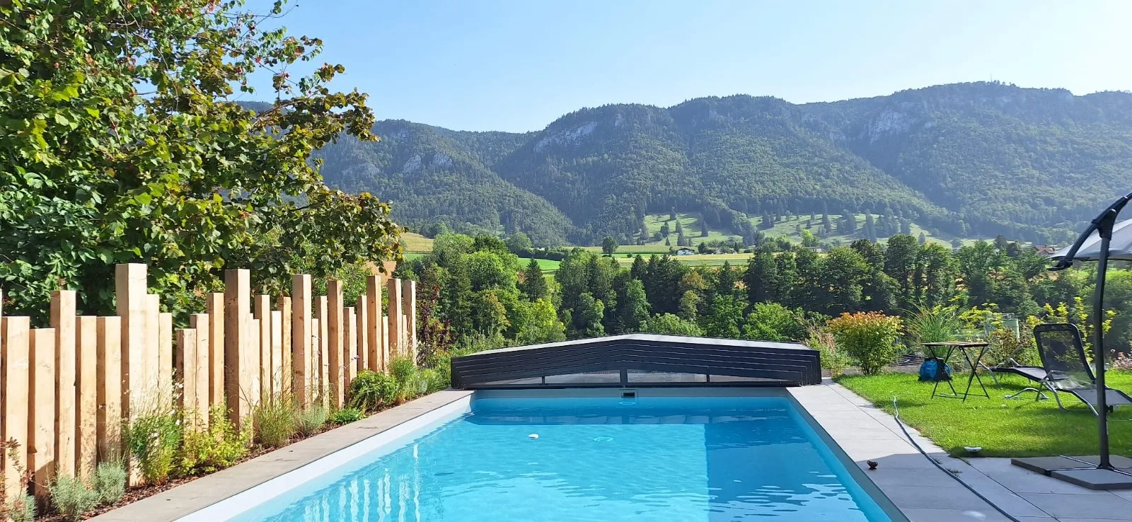 Piscine rectangulaire avec vue sur le Jura, réalisation Magicpool