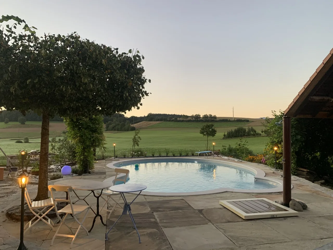 Piscine haricot au coucher du soleil, réalisation Magicpool