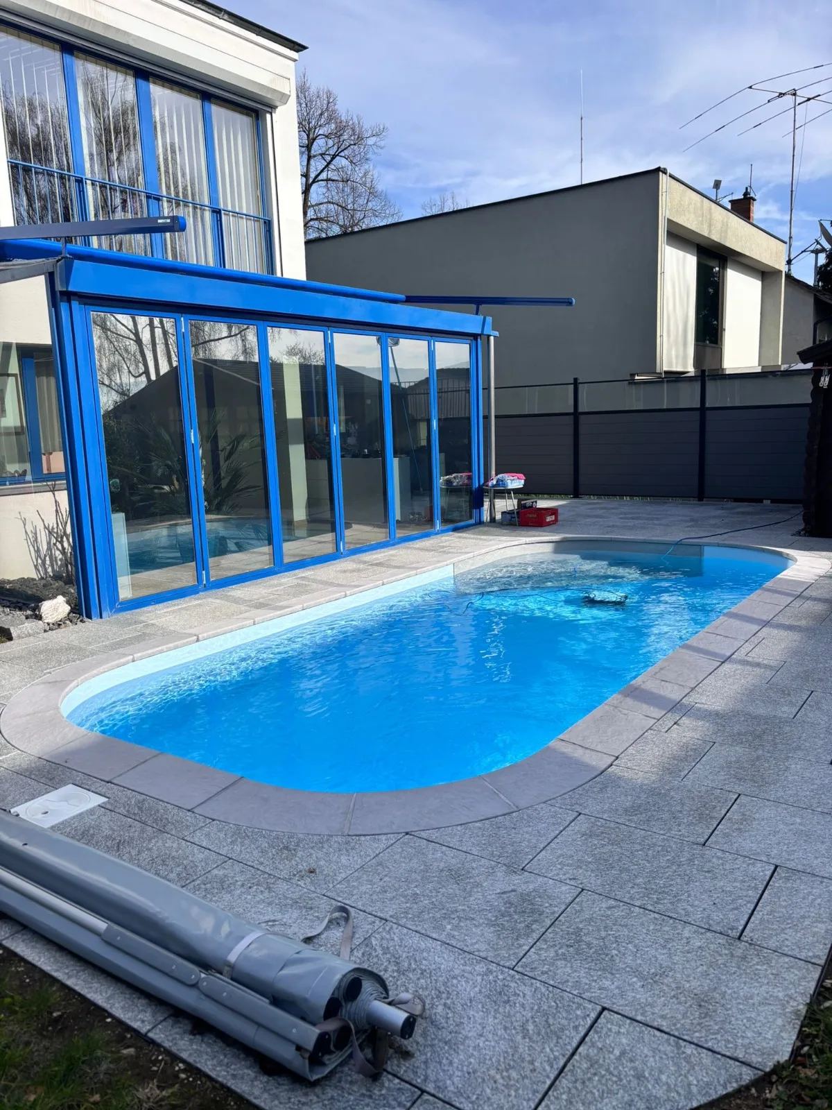 Piscine rectangulaire, liner bleu, à côté d’une véranda, réalisation Magicpool