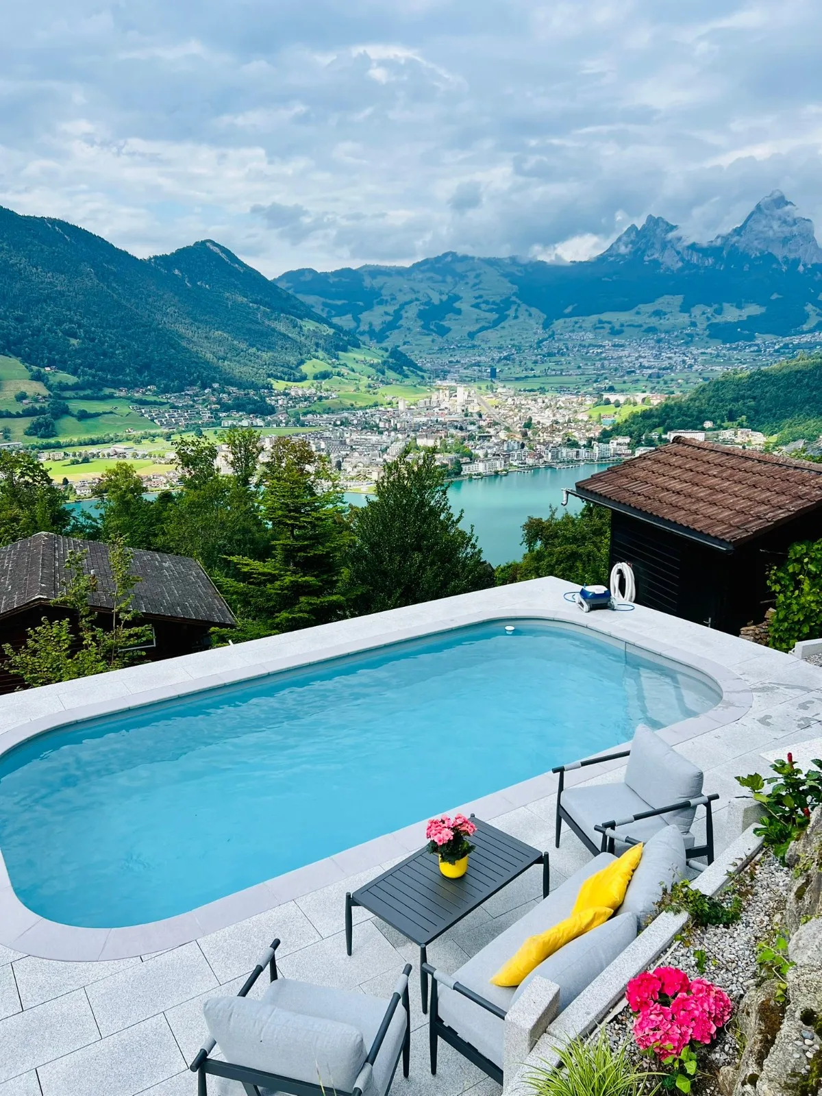 Piscine rectangulaire avec vue sur le lac et les montagnes, réalisation Magicpool