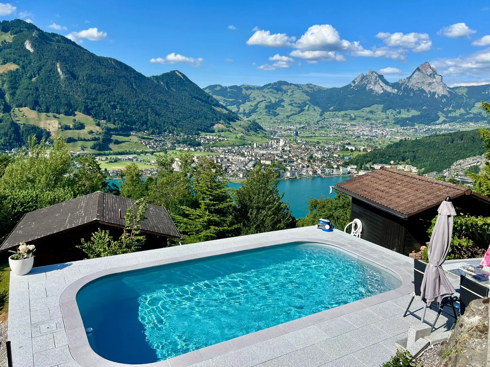 Piscine rectangulaire dominant un lac, réalisation Magicpool